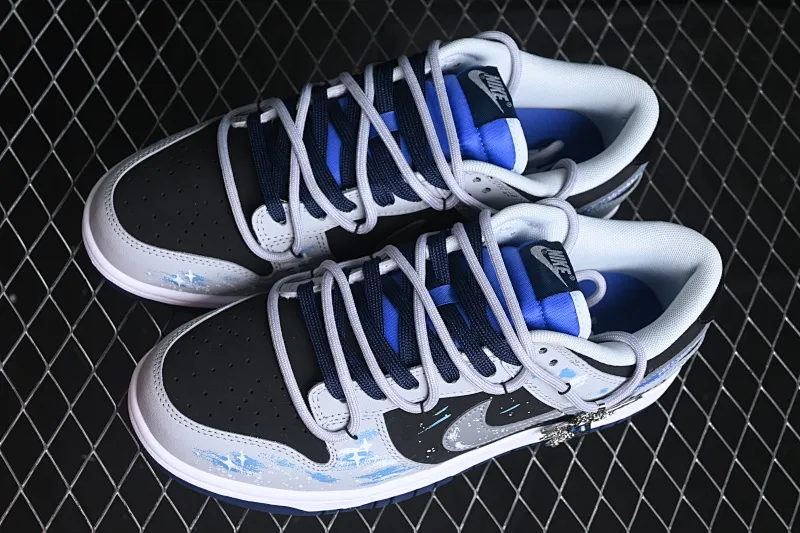 All Categories Nk SB Dunk Series Nk SB Dunk Low Low-top sneakers Nk Dunk Low Samsara Star Pupils Universe Stars Mysterious style English graffiti Low-top casual sneakers FQ8826-100